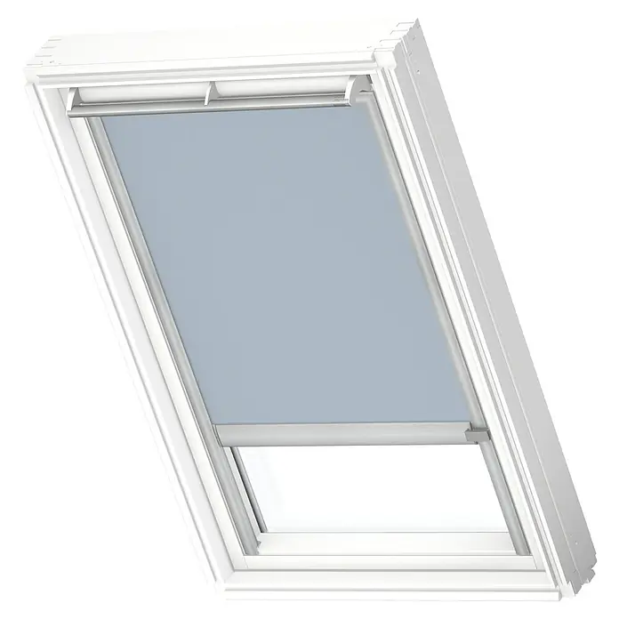 Velux Dachfensterrollo DSL M08 4576K - Farbe: Himmelblau - 4576K, Farbe Schiene: Aluminium, Solarbetrieben - Dachfenster mit blickdichtem Rollo in geschlossenem Zustand. Das Rollo sorgt für eine angenehme Verdunkelung im Raum unter dem Dach.