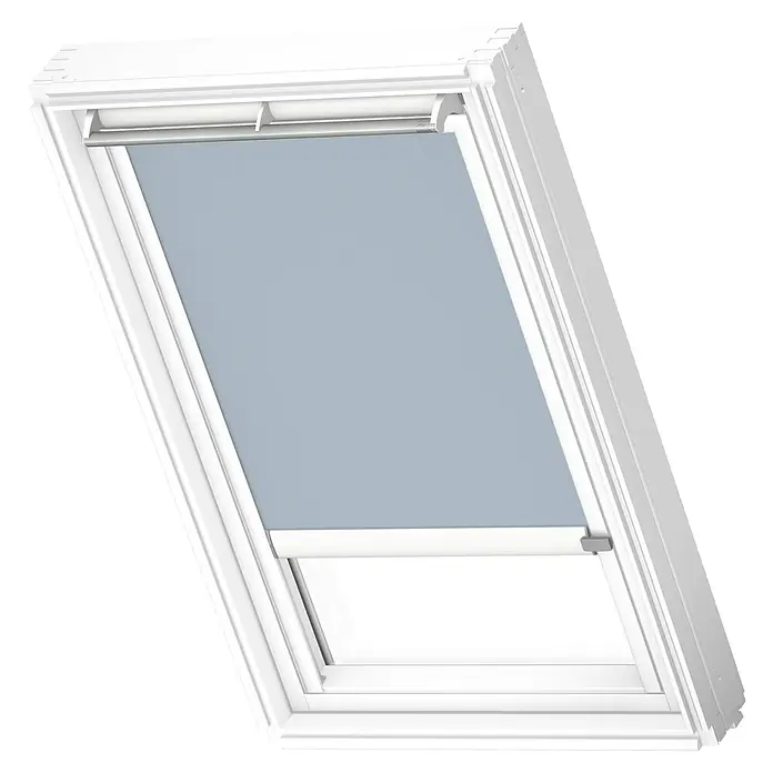 Velux Dachfensterrollo DML PK10 4576KWL - Farbe: Himmelblau - 4576KWL, Farbe Schiene: Weiß, Elektrisch - Ein Dachfenster mit einem grauen Verdunkelungsrollo, das teilweise heruntergezogen ist, um das Licht zu reduzieren. Perfekt für Schlafzimmer.