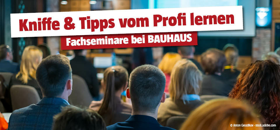 Personen sitzen in einem Fachseminar