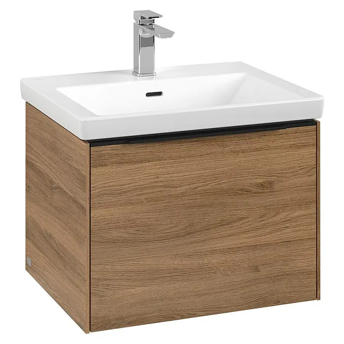 Villeroy & Boch Subway 3.0 Waschbeckenunterschrank - Kansas Oak, Anzahl Schubladen: 1 Stk., Farbe Griff: Volcano Black, B x T x H: 57,2 x 47,8 x 42,9 cm, Mit Beleuchtung - Ein moderner Waschtisch mit einem Unterschrank in Holzoptik und einem weißen Aufsatzwaschbecken mit Armatur.