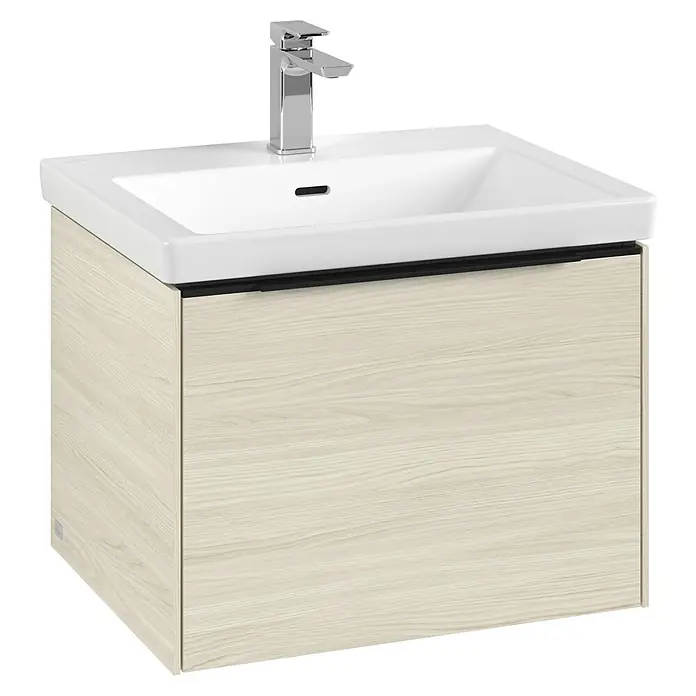 Villeroy & Boch Subway 3.0 Waschbeckenunterschrank - White Oak, Anzahl Schubladen: 1 Stk., Farbe Griff: Volcano Black, B x T x H: 57,2 x 47,8 x 42,9 cm, Mit Beleuchtung - Bild eines Waschbeckens mit Unterschrank in Holzoptik und einem modernen Chromhahn, ideal für jedes Badezimmer.