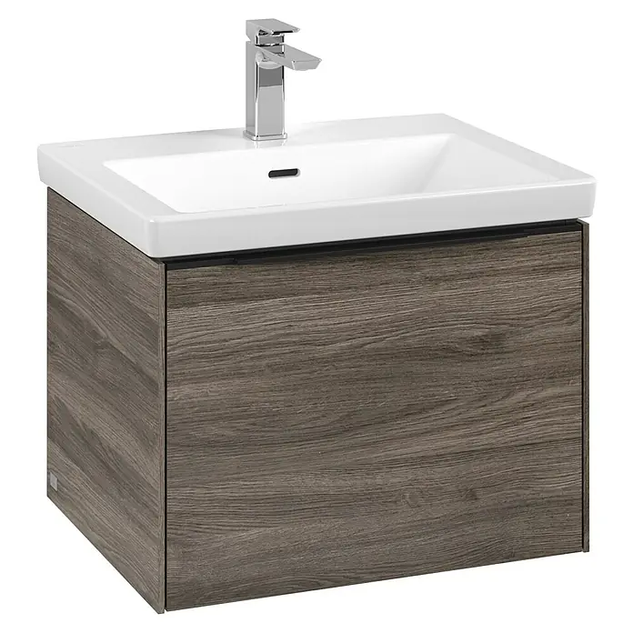 Villeroy & Boch Subway 3.0 Waschbeckenunterschrank - Stone Oak, Anzahl Schubladen: 1 Stk., Farbe Griff: Volcano Black, B x T x H: 57,2 x 47,8 x 42,9 cm, Mit Beleuchtung - Das Bild zeigt einen modernen Waschtisch mit einer weißen Keramikoberfläche und einem Unterschrank in Holzoptik sowie einer Armatur.