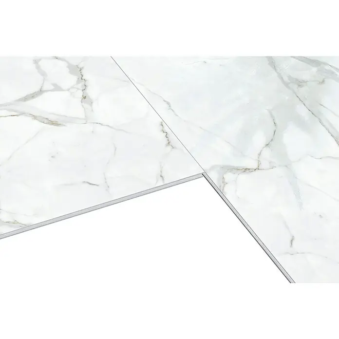 Inspiro Revestimiento de pared de PVC Eclipse Gloss - 75 x 45 cm, Gris Eclipse - Primer plano de un suelo de mármol blanco con vetas audaces y un sutil y moderno borde plateado para un diseño elegante.