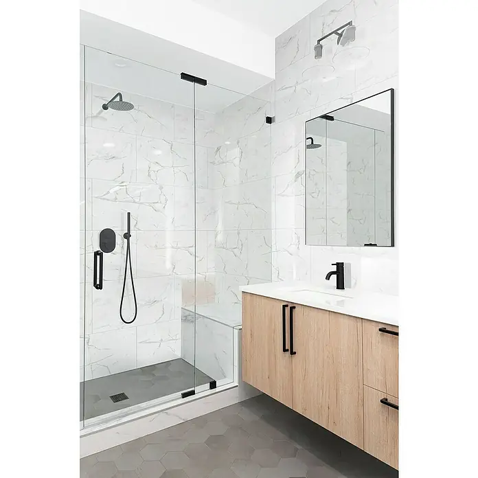 Inspiro Revestimiento de pared de PVC Eclipse Gloss - 75 x 45 cm, Gris Eclipse - Interior elegante de baño con ducha a ras de suelo con mampara de cristal, tocador con textura de madera y accesorios negros.