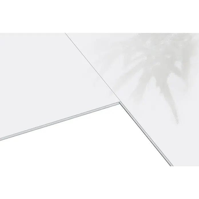 Inspiro Revestimiento de pared de PVC Snow Gloss - 75 x 45 cm, Blanco Snow - Vista abstracta de una escalera moderna con un interesante patrón de sombras en la pared, ideal para interiores minimalistas.