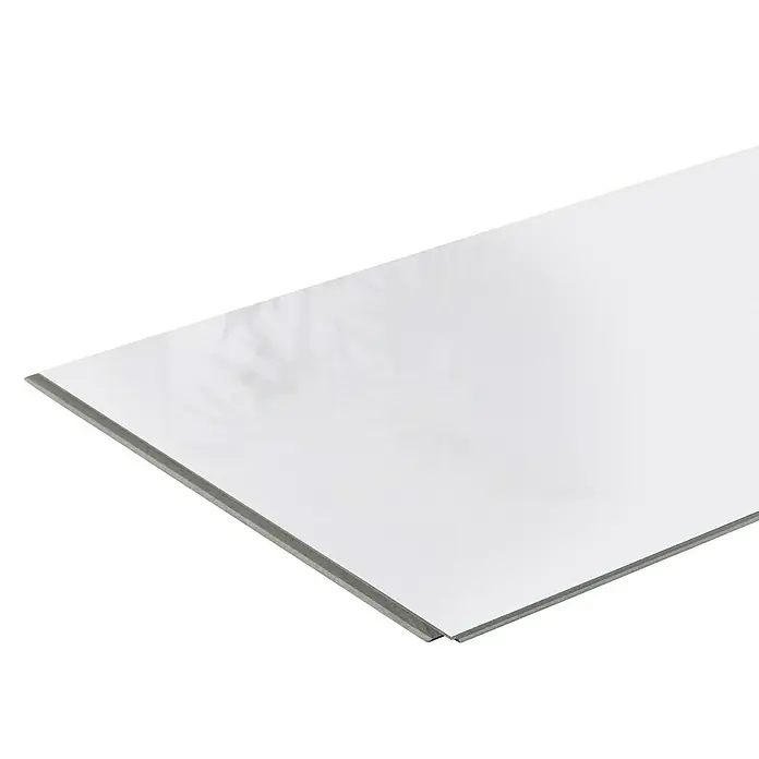 Inspiro Revestimiento de pared de PVC Snow Gloss - 75 x 45 cm, Blanco Snow - Un primer plano de una sola baldosa de vinilo de color claro con un borde fino y dentado sobre un fondo neutro, ideal para espacios modernos.