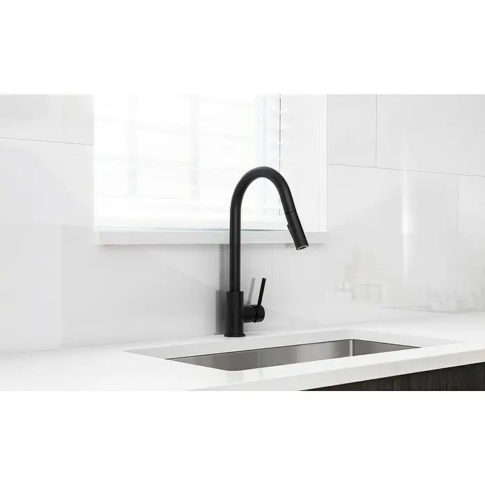 Inspiro Revestimiento de pared de PVC Snow Gloss - 75 x 45 cm, Blanco Snow - Cocina moderna con un elegante grifo negro frente a una ventana luminosa, enfatizando el diseño minimalista y el estilo contemporáneo.