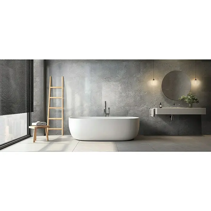Inspiro Revestimiento de pared de PVC Mirage Gloss - 75 x 45 cm, Gris - Elegante baño con bañera exenta, fondo de pared de piedra gris, escalera de madera y tocador moderno con espejo redondo.