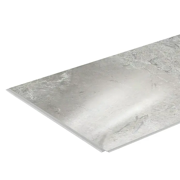 Inspiro Revestimiento de pared de PVC Mirage Gloss - 75 x 45 cm, Gris - Detalle de una baldosa de mármol gris que muestra vetas sutiles y una superficie lisa, perfecta para interiores contemporáneos.