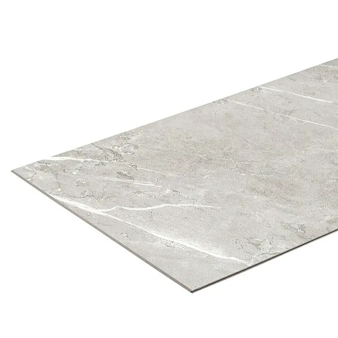 Inspiro Revestimiento de pared de PVC Vague - 75 x 45 cm, Gris Vague - Elegante baldosa de mármol con suaves tonos grises y delicadas vetas blancas. Ideal para diseños de suelos y paredes elegantes.