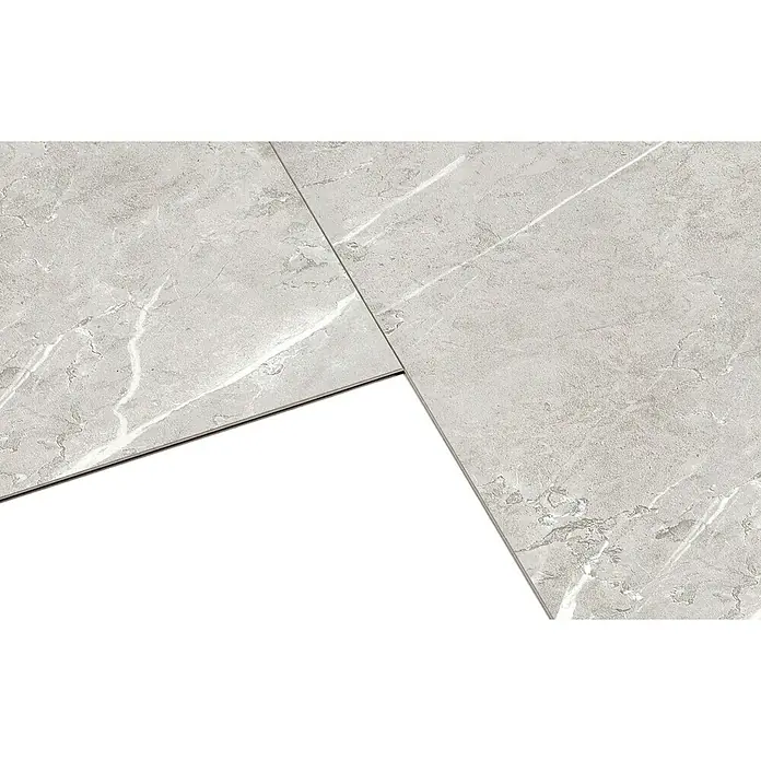 Inspiro Revestimiento de pared de PVC Vague - 75 x 45 cm, Gris Vague - Primer plano de baldosas de suelo de color gris claro con un patrón marmoleado. Las baldosas son modernas y tienen una superficie lisa.