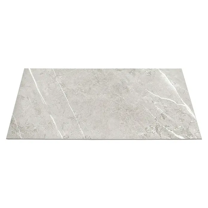Inspiro Revestimiento de pared de PVC Vague - 75 x 45 cm, Gris Vague - Una losa de mármol gris con vetas blancas, ideal para interiores elegantes. La superficie es pulida y tiene una textura noble.