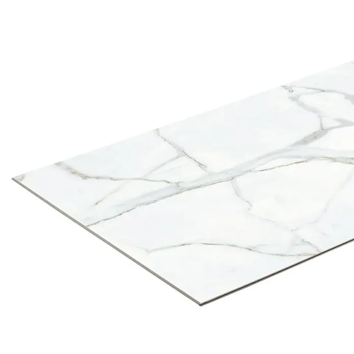 Inspiro Revestimiento de pared de PVC Spring - 75 x 45 cm, Blanco - Elegante baldosa de mármol blanco, ideal para un diseño elegante de suelos y paredes. La fina veta añade un toque lujoso a cualquier espacio.
