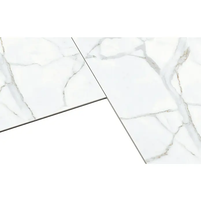 Inspiro Revestimiento de pared de PVC Spring - 75 x 45 cm, Blanco - Primer plano de una baldosa de mármol blanco con elegantes detalles grises, que combina un diseño moderno con una alta calidad.