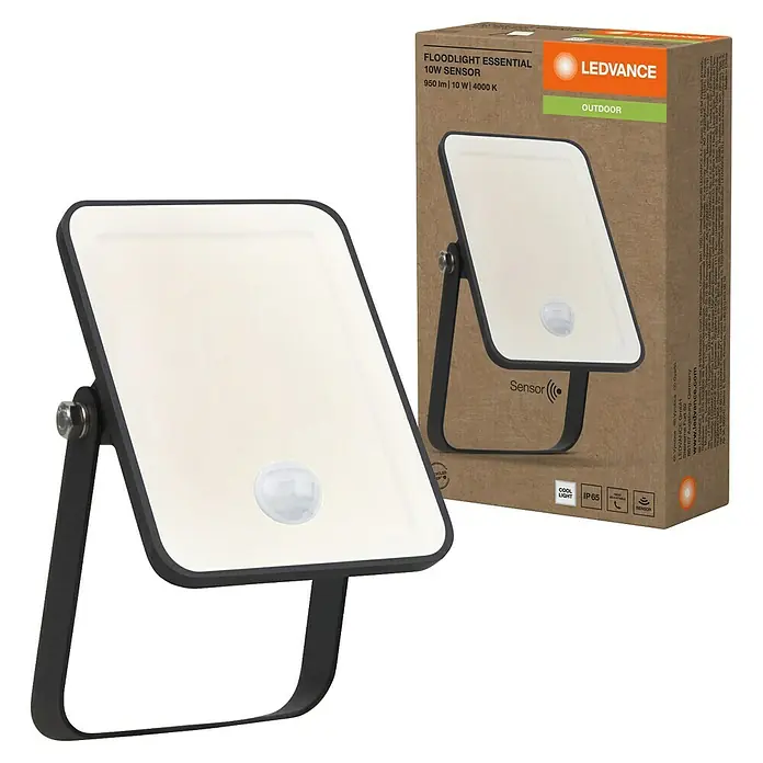 Ledvance Essential LED Baustrahler Sensor - 10 W, 950 lm, 4.000 K, 132 x 83 x 33 mm, IP65 - Schwarzer LED-Fluter mit weißer Platte und Sensor, zusammen mit seiner braunen Kartonverpackung.
