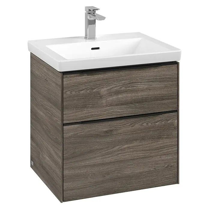 Villeroy & Boch Subway 3.0 Waschbeckenunterschrank - Stone Oak, Anzahl Schubladen: 2 Stk., Farbe Griff: Volcano Black, B x T x H: 57,2 x 47,8 x 57,6 cm - Bild eines Waschtischunterschranks in Holzoptik mit einem weißen Waschbecken und einem modernen Chromhahn.