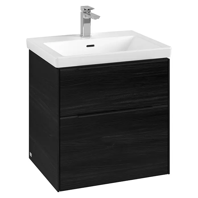 Villeroy & Boch Subway 3.0 Waschbeckenunterschrank - Black Oak, Anzahl Schubladen: 2 Stk., Farbe Griff: Volcano Black, B x T x H: 57,2 x 47,8 x 57,6 cm - Ein moderner Waschtischunterschrank in dunkler Holzoptik mit zwei Schubladen und einem weißen Aufsatzwaschbecken mit Armatur.