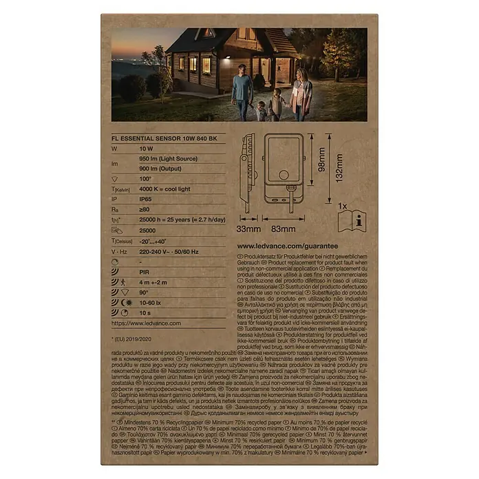 Ledvance Essential LED Baustrahler Sensor - 10 W, 950 lm, 4.000 K, 132 x 83 x 33 mm, IP65 - Schwarzer LEDVANCE Sensor-Flutlichtstrahler am Haus, der eine Familie im Garten bei Dämmerung beleuchtet.