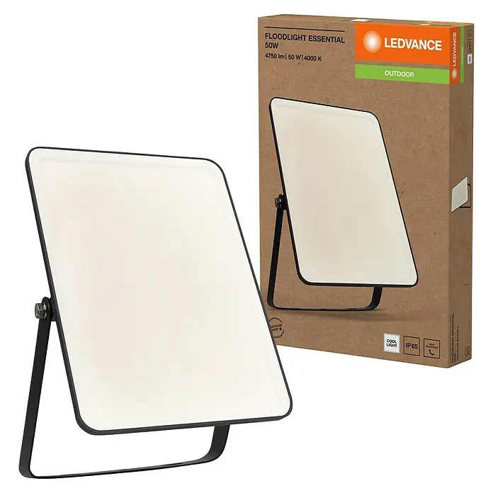 Ledvance LED Baustrahler Essential - 50 W, 4.750 lm, 4.000 K, 238 x 161 x 30 mm, IP65 - Schwarzer LED-Außenstrahler mit weißem Diffusor, neben brauner Kartonverpackung.