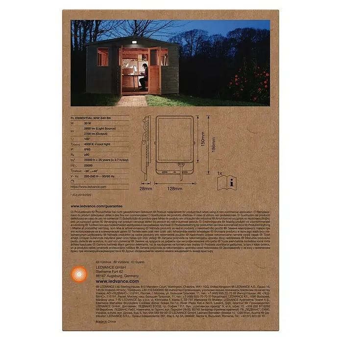 Ledvance Essential LED-Strahler - 30 W, 2.850 lm, 4.000 K, L x B x H: 186 x 128 x 28 mm, IP65 - Bild einer LEDVANCE-Leuchte, die sich ideal für die Beleuchtung von Außenbereichen eignet. Die Leuchte ist energieeffizient und langlebig.