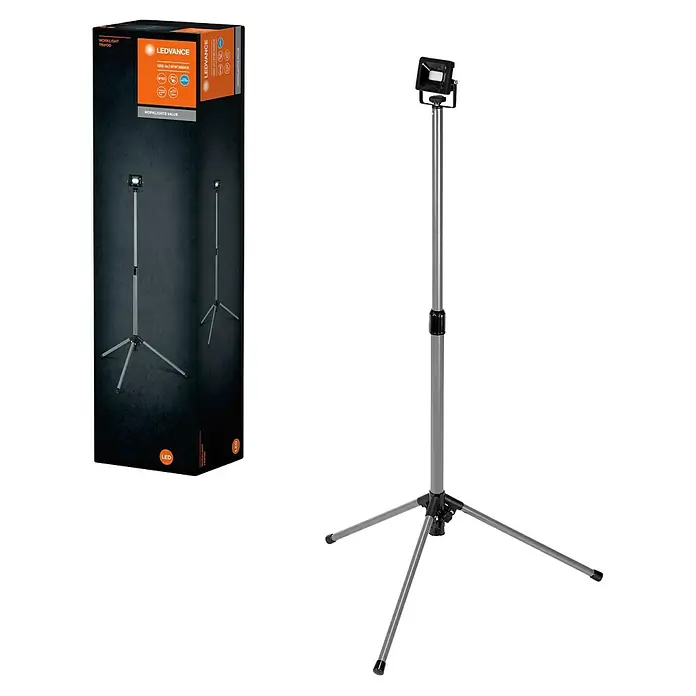 Ledvance LED Baustrahler Tripod - 10 W, 1.200 lm, 6.500 K, 730 x 630 x 1.296 mm, IP65 - LED-Arbeitsleuchte auf grauem Stativ, neben ihrer schwarz-orangen Verpackung.