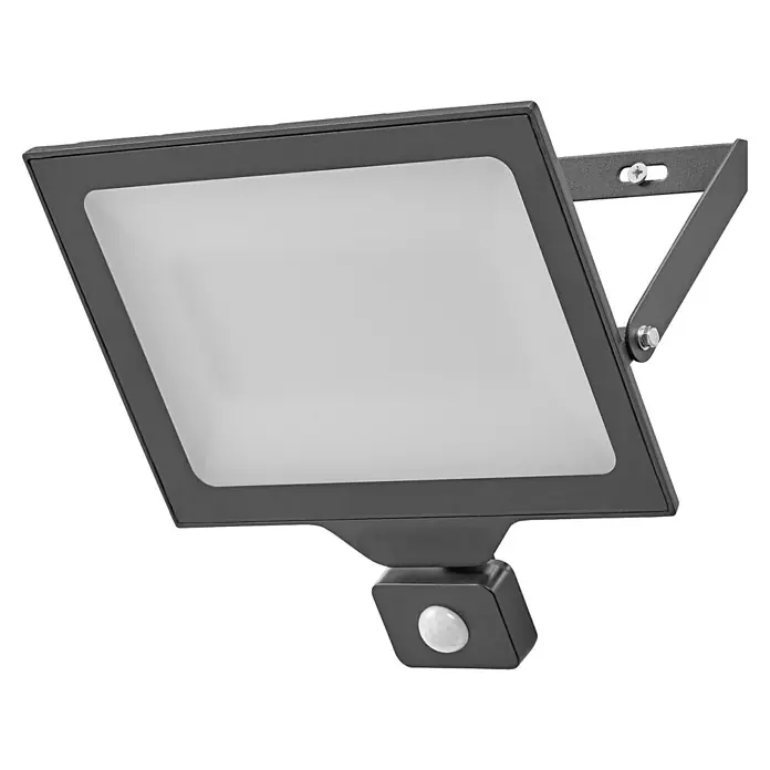 Ledvance Essential LED-Strahler Sensor - 100 W, 1.500 lm, 4.000 K, L x B x H: 337 x 45 x 310 mm, IP65 - Nahaufnahme einer schwarzen LED-Flutlichtleuchte mit Bewegungssensor. Das Flutlicht ist auf einem schwarzen Hintergrund montiert.