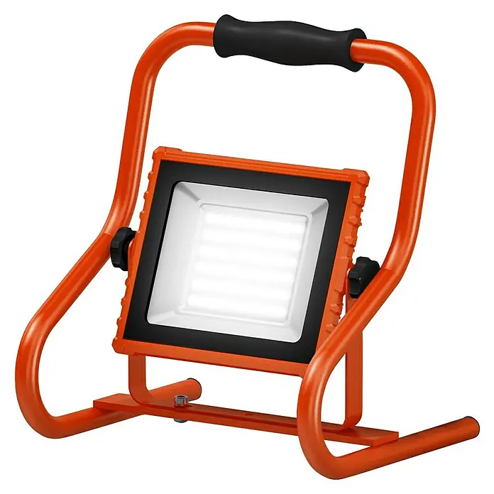 Ledvance LED-Baustrahler R-Stand - 20 W, 1.800 lm, 4.000 K, 266 x 200 x 276 mm, IP44 - Orangefarbener, tragbarer LED-Arbeitsscheinwerfer mit schwarzem Griff, hell leuchtend.
