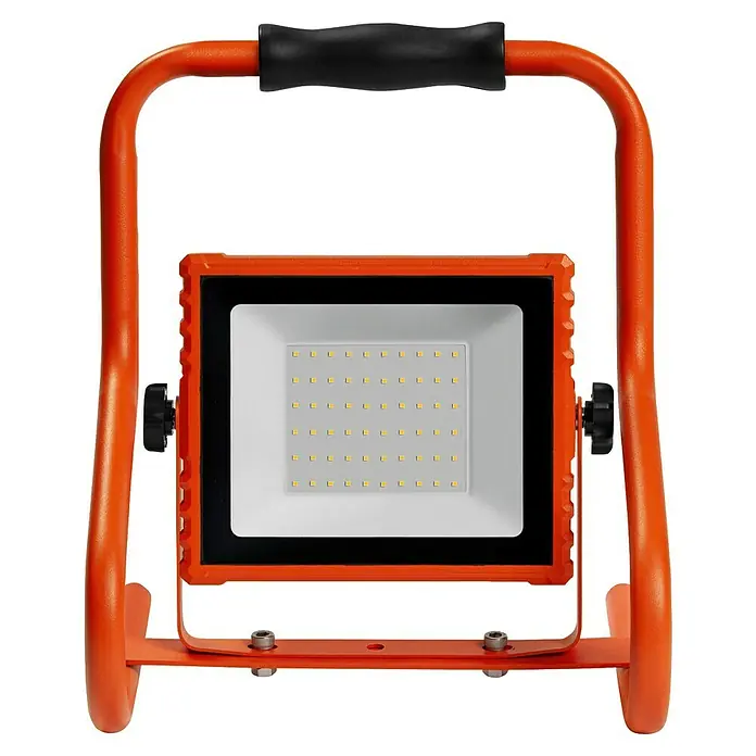 Ledvance LED-Baustrahler R-Stand - 20 W, 1.800 lm, 4.000 K, 266 x 200 x 276 mm, IP44 - Oranger tragbarer LED-Arbeitsscheinwerfer mit schwarzem Griff und stabilem Ständer.