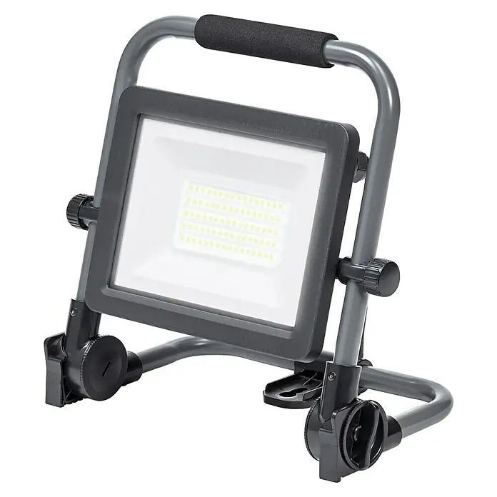 Ledvance LED-Baustrahler R-Stand - 50 W, 6.000 lm, 6.500 K, 291 x 174 x 280 mm, IP65 - Eine tragbare LED-Arbeitsleuchte mit grauem Rahmen und Griff. Ideal für Baustellen und Heimwerkerprojekte, bietet helles, effizientes Licht.