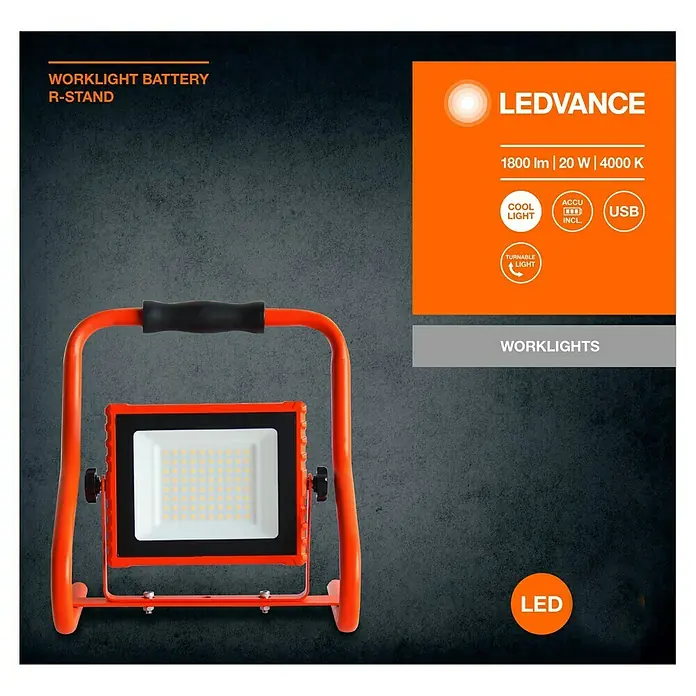 Ledvance LED-Baustrahler R-Stand - 20 W, 1.800 lm, 4.000 K, 266 x 200 x 276 mm, IP44 - Akku-LED-Arbeitsleuchte mit orangefarbenem Rahmen und schwarzem, verstellbarem Leuchtenkopf.