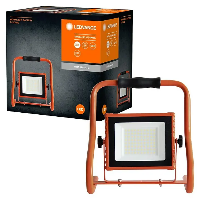Ledvance LED-Baustrahler R-Stand - 20 W, 1.800 lm, 4.000 K, 266 x 200 x 276 mm, IP44 - Orange tragbare LED-Arbeitsleuchte mit schwarzem Griff, neben der Verpackung.