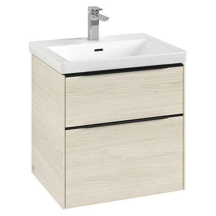 Villeroy & Boch Subway 3.0 Waschbeckenunterschrank - White Oak, Anzahl Schubladen: 2 Stk., Farbe Griff: Volcano Black, B x T x H: 57,2 x 47,8 x 57,6 cm, Mit Beleuchtung - Bild eines Waschtischunterschranks mit zwei Schubladen und einem Waschbecken mit Armatur. Das Möbel ist in hellem Holzdesign gehalten.