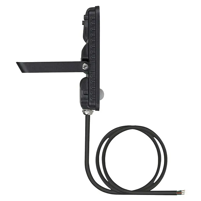 Ledvance LED Baustrahler Essential Sensor - 30 W, 2.700 lm, 4.000 K, 238 x 161 x 30 mm, IP65 - Nahaufnahme einer schwarzen LED-Leuchte, die eine robuste Bauweise und einen verstellbaren Montagebügel zeigt, ideal für Außenanwendungen.