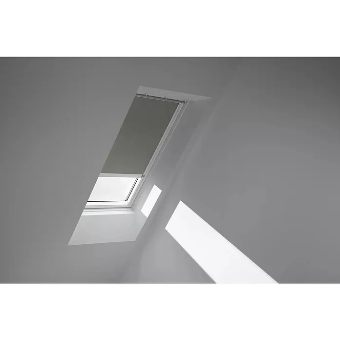 Velux Dachfensterrollo DML P10 4575KWL - Farbe: Olivegrau - 4575KWL, Farbe Schiene: Weiß, Elektrisch - Ein Dachfenster mit Rollo in einem hellen Raum. Das Rollo ist teilweise heruntergezogen und lässt Licht herein.
