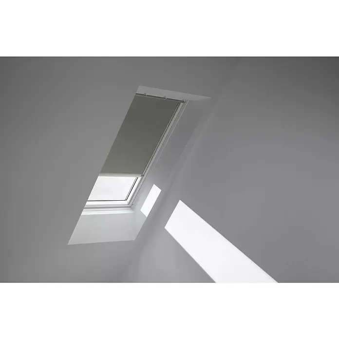 Velux Dachfensterrollo DSL S08 4575K - Farbe: Olivegrau - 4575K, Farbe Schiene: Aluminium, Solarbetrieben - Das Bild zeigt ein Dachfenster mit einem Rollo, das teilweise geschlossen ist. Helle Lichtreflexe sind an der Wand zu sehen.