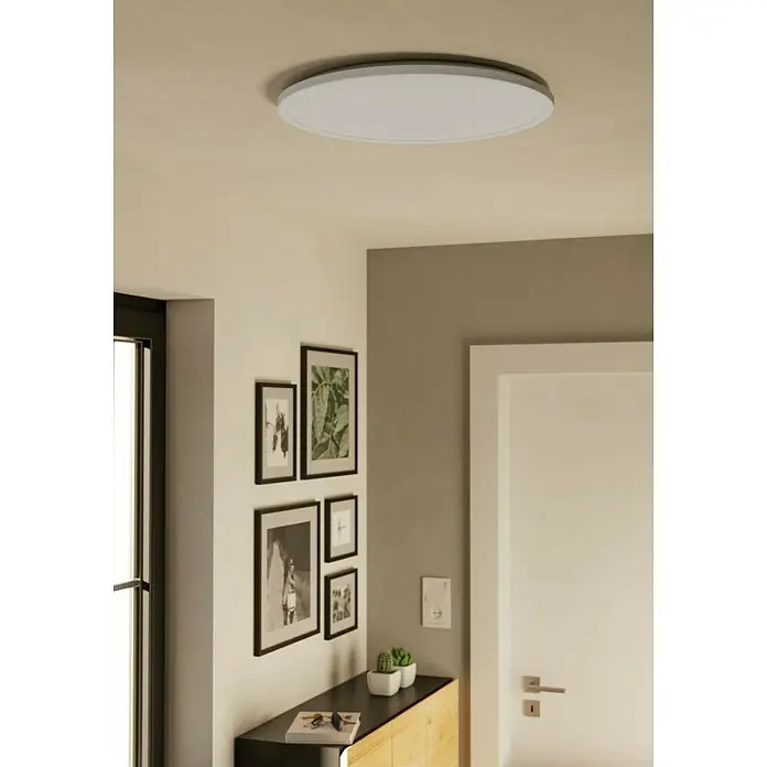 Eglo connect.z LED-Panel rund Rovito-Z - 16,8 W, Ø x H: 50 x 3,2 cm, Weiß, RGBW - Deckenleuchte in einem Flur. Die Leuchte ist rund und weiß.