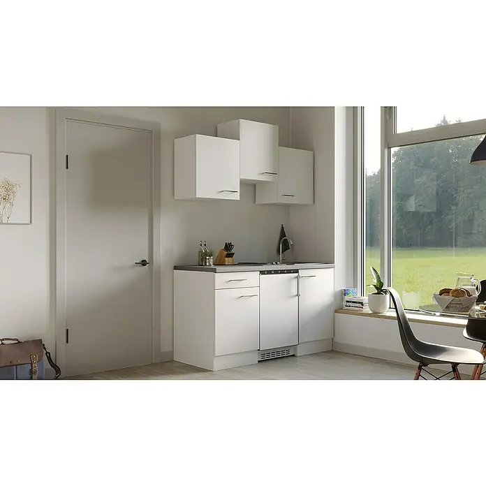 Flex-Well Rom  Singleküche - Breite: 150 cm, Weiß, Mit Elektrogeräten - Einbauküche mit weißen Schränken, grauer Arbeitsplatte und Blick durch das Fenster auf eine grüne Landschaft. Helle und moderne Atmosphäre.