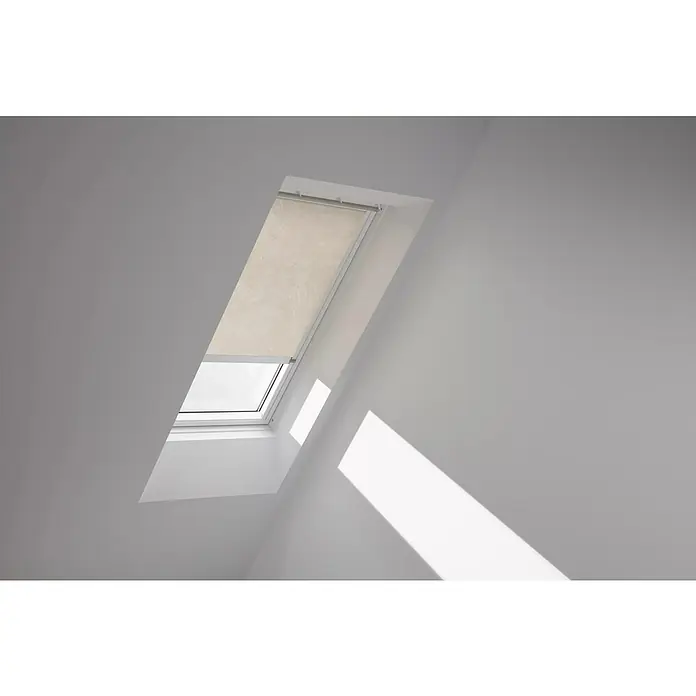 Velux Dachfensterrollo RSL U08 4171KWL - Farbe: Sandbeige - 4171KWL, Farbe Schiene: Weiß, Solarbetrieben - Helles Dachfenster mit Rollo in einem minimalistischen Interieur, das viel natürliches Licht hereinlässt. Elegantes Design für modernes Wohnen.