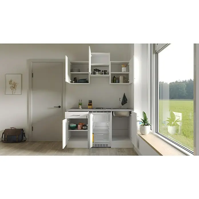 Flex-Well Rom  Singleküche - Breite: 150 cm, Weiß, Mit Elektrogeräten - Eine kompakte Küchenzeile mit weißen Schränken, Spüle, Kochfeld und Kühlschrank in einem hellen Raum mit großem Fenster.