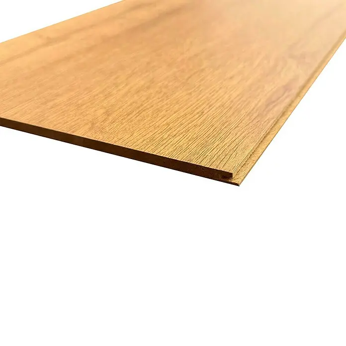Bariperfil Panel de pared Roble Auro - 260 x 25 cm, Roble - Primer plano de una lama de suelo laminado con un sistema de clic, ideal para una instalación fácil y un hogar elegante.