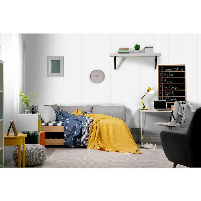Bariperfil Panel de pared Blanco - 260 x 25 cm, Blanco - Un dormitorio luminoso con un escritorio, una cama con una manta amarilla y un tablero de horarios en la pared.