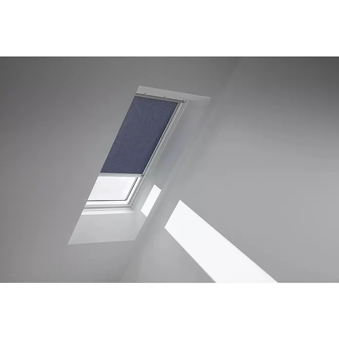 Velux Dachfensterrollo RML UK04 9050K - Farbe: Dunkelblau - 9050K, Farbe Schiene: Aluminium, Elektrisch - Dachfenster mit blauem Rollo, das teilweise geöffnet ist und Licht hereinlässt, eingebettet in eine schräge, weiße Decke.