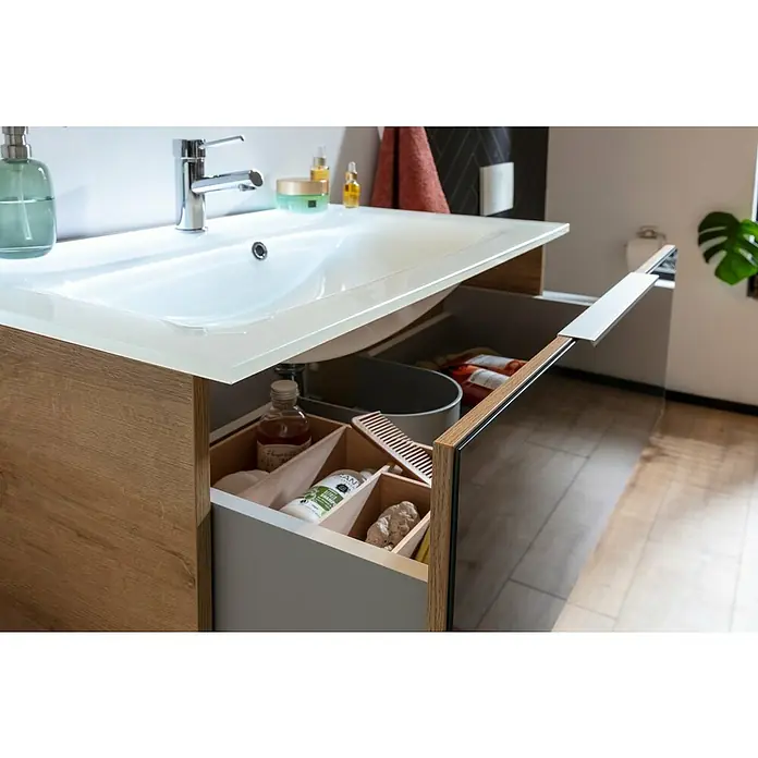 Fackelmann B.brillant Badmöbel-Set - Gesamtbreite Badmöbel: 80 cm, Anthrazit, Waschbecken aus Glas - Badezimmerschrank mit Waschbecken und offenem Schubladen mit Badezimmerartikeln. Der Schubladen ist mit diversen Kosmetikprodukten gefüllt.