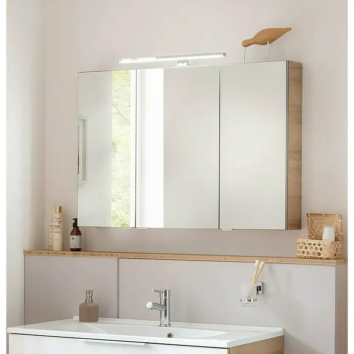 Fackelmann B.brillant LED-Spiegelschrank - B x H: 100 x 68 cm, 3-türig, Ast Eiche - Ein moderner Spiegelschrank mit drei Türen und integrierter Beleuchtung über einem Waschbecken. Ideal für stilvolle Badezimmer.
