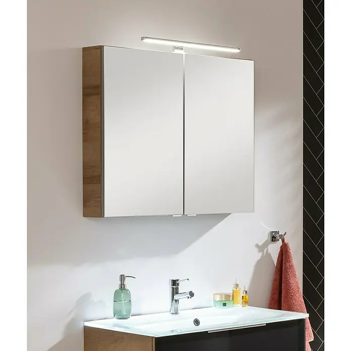 Fackelmann B.brillant LED-Spiegelschrank - B x H: 80 x 68 cm, 2-türig, Ast Eiche - Ein stilvoller Spiegelschrank mit integrierter Beleuchtung über einem modernen Waschtisch im Badezimmer.