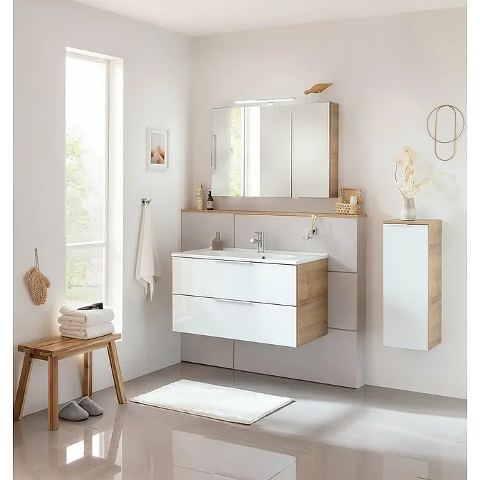 Fackelmann B.brillant LED-Spiegelschrank - B x H: 100 x 68 cm, 3-türig, Ast Eiche - Ein helles Badezimmer mit einem modernen Waschtisch mit weißen Schubladen und Holzdetails. Ein Spiegel hängt über dem Waschbecken.