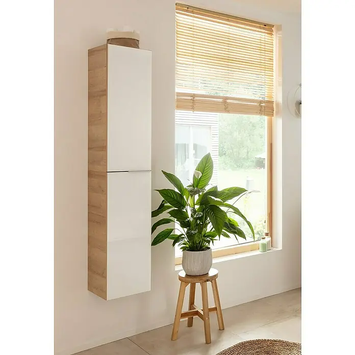 Fackelmann B.brillant Hochschrank - B x T x H: 30 x 31,8 x 162 cm, Weiß - Dieses Bild zeigt einen Hochschrank in Holzoptik mit weißen Türen, der neben einem Fenster mit Jalousien hängt, wodurch ein moderner Look entsteht.