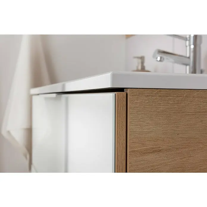 Fackelmann B.brillant Badmöbel-Set - Gesamtbreite Badmöbel: 80 cm, Weiß, Waschbecken aus Glas - Detailaufnahme eines Badezimmerschranks mit weißer Platte und Holzfronten, der modernen Stil und Funktionalität vereint.