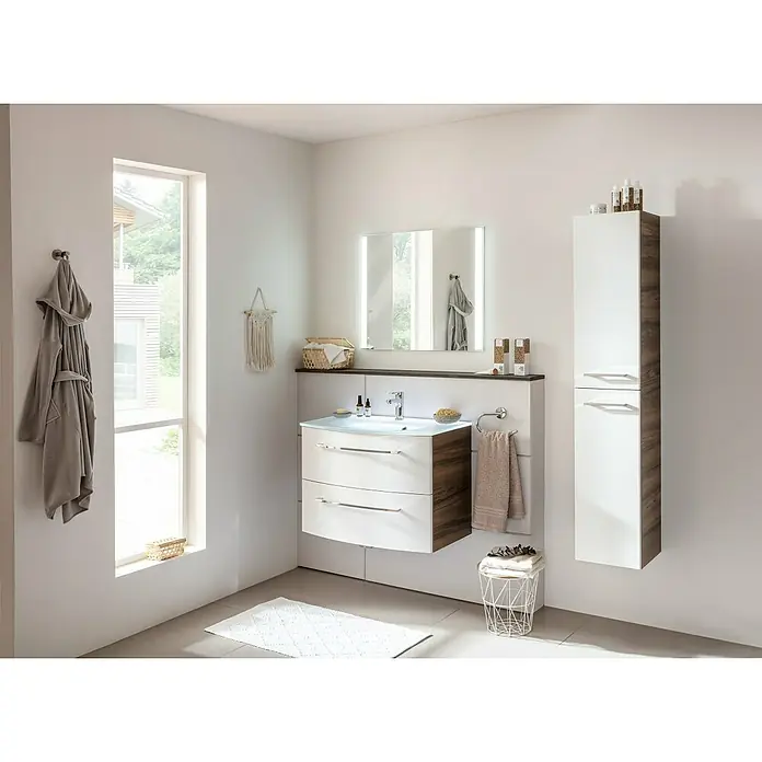 Fackelmann LED-Beleuchtung - 3,75 W, B x L: 1,5 x 79,9 cm - Elegantes Badezimmer-Interieur mit modernem Waschtischunterschrank in Weiß und Holzoptik und einem passenden Spiegelschrank.