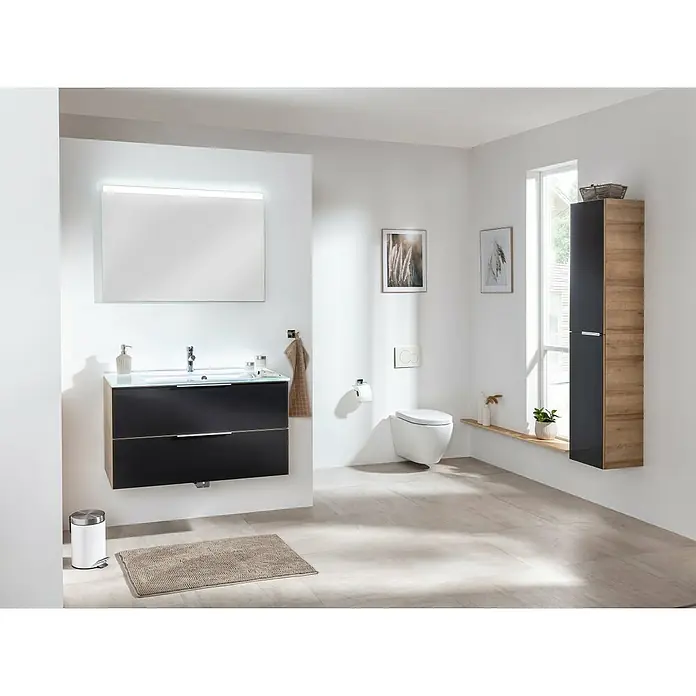 Fackelmann Mirrors LED-Lichtspiegel - 100 x 68 cm, Einfacher Anschluss über Schraubklemme, Rechteckig - Badezimmer mit schwarzem Waschtischunterschrank, beleuchtetem Spiegel und hängendem WC. Das schlichte Design sorgt für eine moderne Atmosphäre.